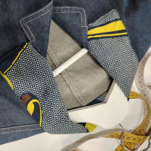 giacca jeans con rifinitura colletto e retro in tessuto wax africano - immagine 3